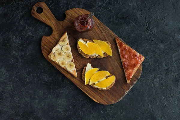 Flat Lay Snacks Healthy Breakfast Wooden Cutting Board Dark Tabletop — Stock Photo, Image