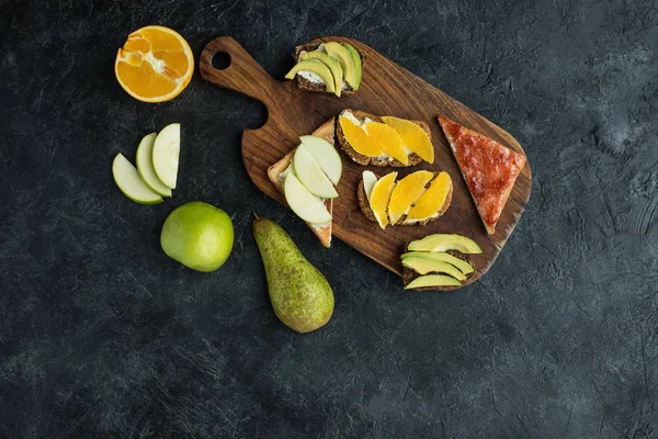 Flat Lay Snacks Healthy Breakfast Fruits Wooden Cutting Board Dark — Stock Photo, Image