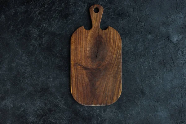 Top View Empty Wooden Cutting Board Dark Tabletop — Stock Photo, Image