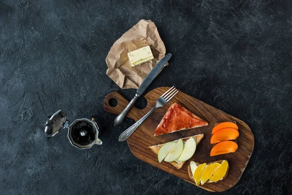 Plano Con Sabroso Desayuno Saludable Tabla Cortar Madera Mesa Oscura — Foto de Stock