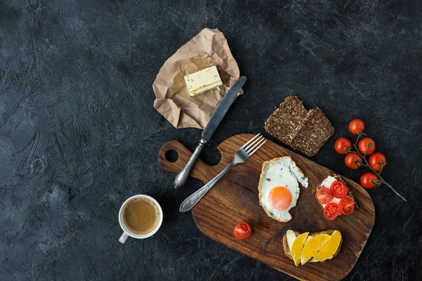 暗い卓上に木製のまな板においしい健康的な朝食とフラット レイアウト — ストック写真