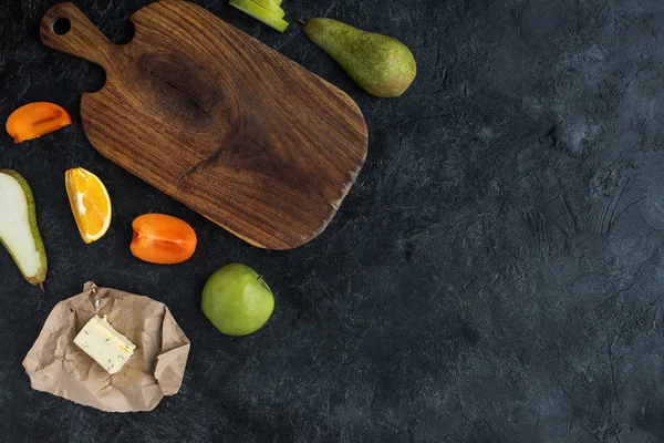 Acostado Plano Con Frutas Frescas Mantequilla Tabla Cortar Vacía Mesa —  Fotos de Stock