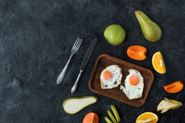 Flat Låg Med Hälsosam Frukost Med Stekt Ägg Och Frukter — Stockfoto