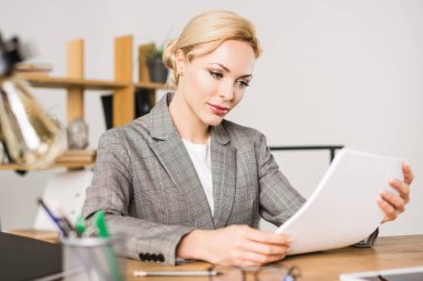 Evrak Office işyerinde iş işkadını konsantre