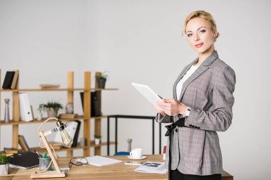tablet ayakta işyeri ofis ile kendine güvenen işkadını portresi