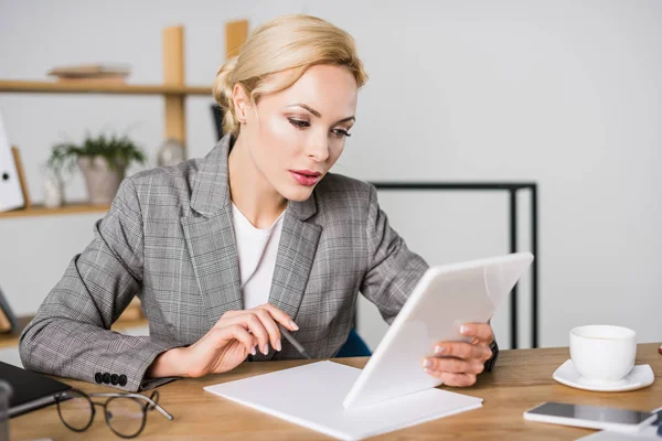 Portrait Focused Businesswoman Using Tablet Workplace Office — Stock Photo, Image