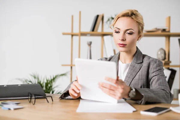 Portrait Une Femme Affaires Concentrée Utilisant Une Tablette Travail Bureau — Photo gratuite