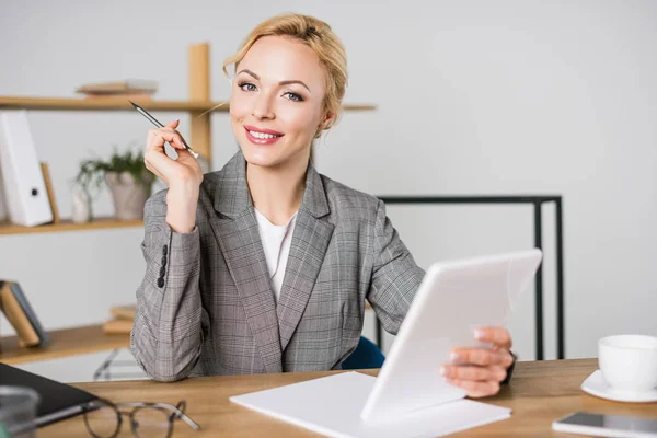 Portrait Smiling Businesswoman Digital Tablet Workplace Office — Stock Photo, Image