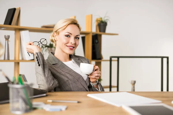 Portret Van Mooie Zakenvrouw Met Kop Koffie Werkplek — Stockfoto