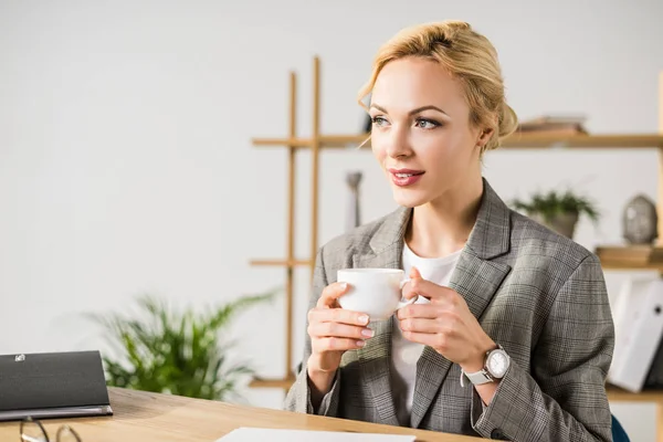 Porträtt Vacker Affärskvinna Med Kopp Kaffe Arbetsplatsen — Gratis stockfoto