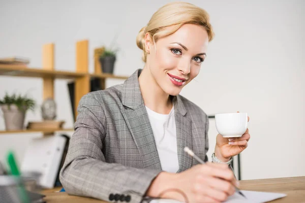 Retrato Hermosa Mujer Negocios Con Taza Café Lugar Trabajo —  Fotos de Stock