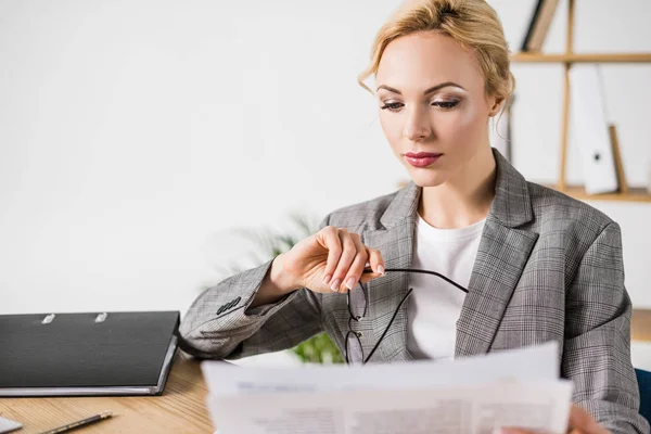 Geschäftsfrau Mit Brille Der Hand Liest Zeitung Arbeitsplatz — Stockfoto