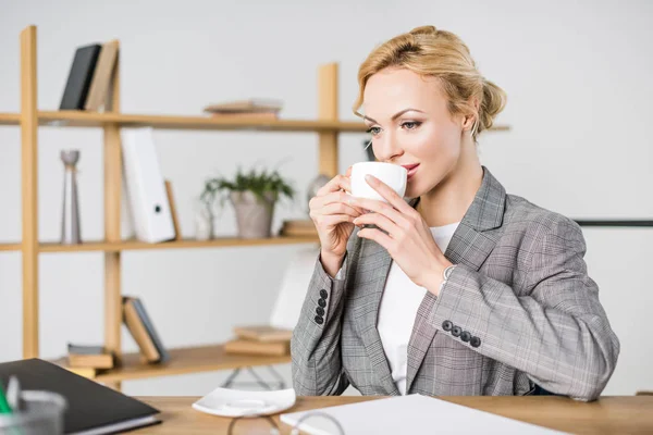 Portret Van Mooie Zakenvrouw Met Kop Koffie Werkplek — Gratis stockfoto