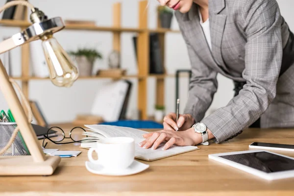 Vista Parcial Mujer Negocios Haciendo Notas Cuaderno Lugar Trabajo Con — Foto de Stock