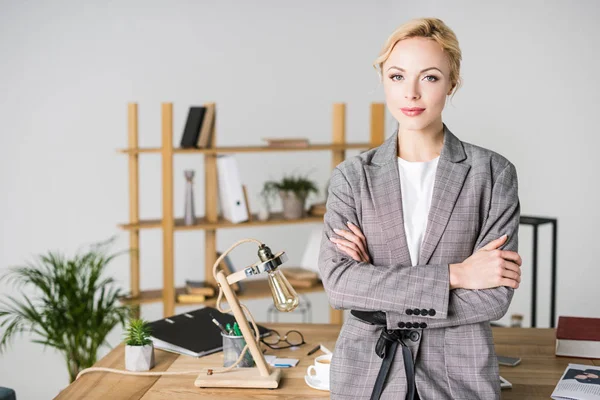 Porträtt Affärskvinna Med Armar Korsade Stående Office — Stockfoto