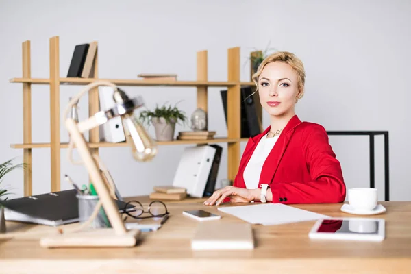 Porträtt Vacker Affärskvinna Arbetsplatsen Office — Stockfoto