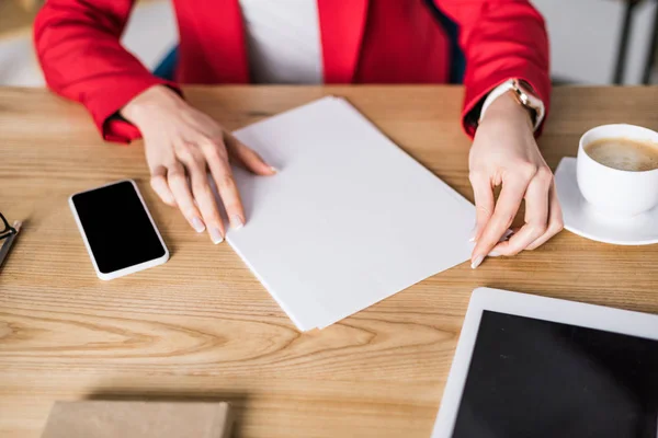 Recortado Disparo Mujer Negocios Sentado Lugar Trabajo Con Papeles — Foto de stock gratis