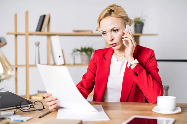 Portret Van Gerichte Zakenvrouw Met Document Praten Smartphone Werkplek Kantoor — Stockfoto