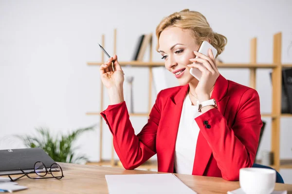 Retrato Mujer Negocios Hablando Teléfono Inteligente Lugar Trabajo Oficina — Foto de Stock