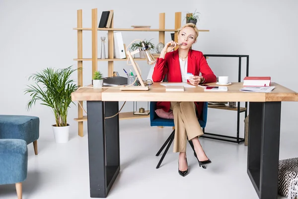 Tankeväckande Affärskvinna Tittar Bort När Man Sitter Arbetsplatsen Office — Stockfoto