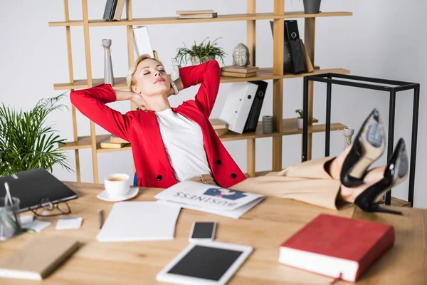 Mulher Negócios Atraente Descansando Local Trabalho Escritório — Fotografia de Stock