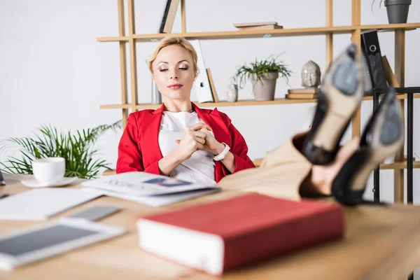 Attraktive Geschäftsfrau Ruht Sich Arbeitsplatz Büro Aus — Stockfoto