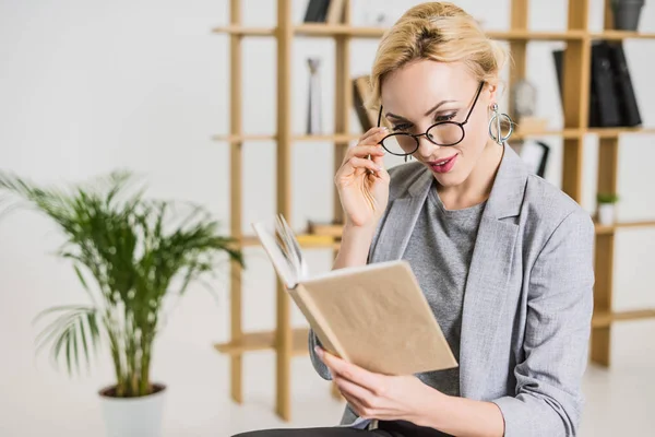 Portrait Focused Businesswoman Reading Book Office — Stock Photo, Image