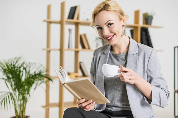 Retrato Mujer Negocios Sonriente Con Libro Taza Café Oficina — Foto de Stock