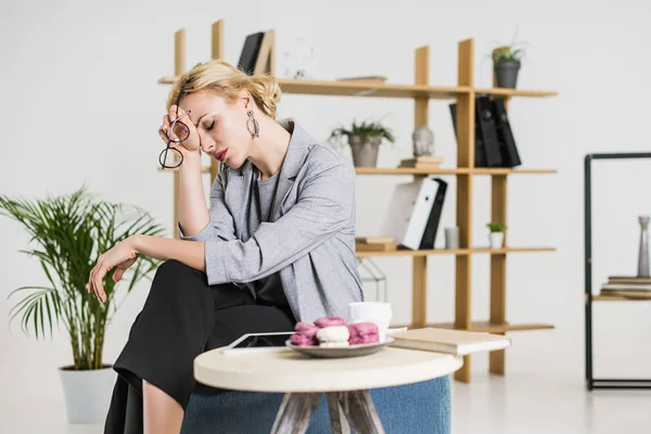 Portrait Tired Businesswoman Sitting Coffee Table Office — Stock Photo, Image