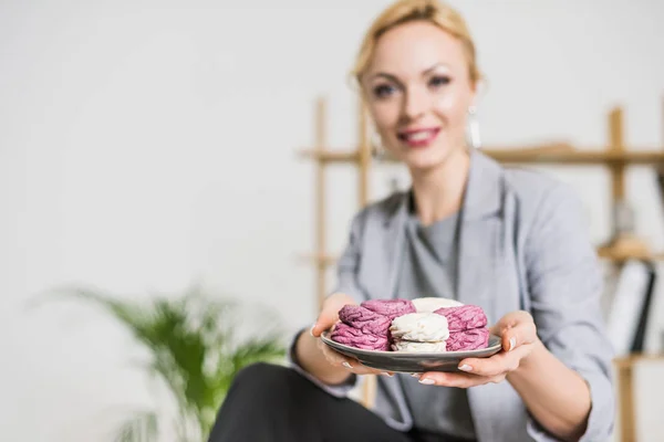 Selective Focus Smiling Businesswoman Holding Plate Zephyr Hands Office — Free Stock Photo