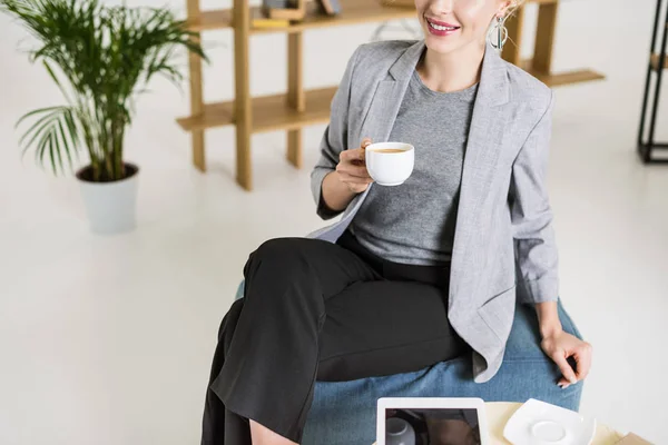 Частичный Взгляд Улыбающейся Деловой Женщины Чашкой Кофе Офисе — Бесплатное стоковое фото