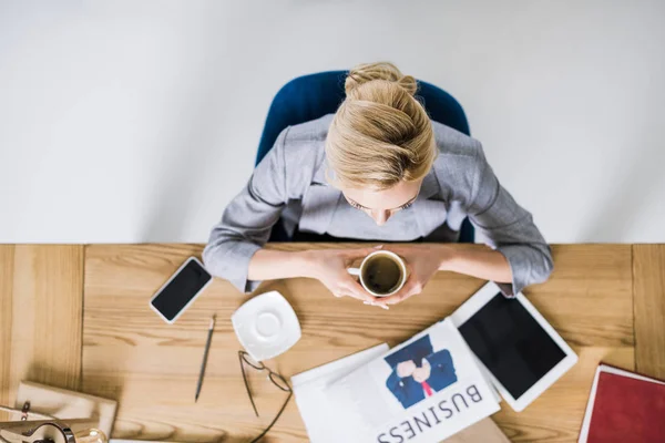 Blick Von Oben Auf Geschäftsfrau Mit Tasse Kaffee Arbeitsplatz Büro — kostenloses Stockfoto