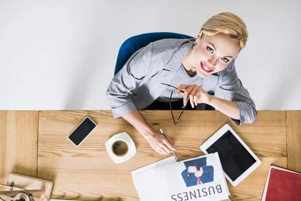 Overhead View Smiling Businesswoman Workplace Office — Stock Photo, Image