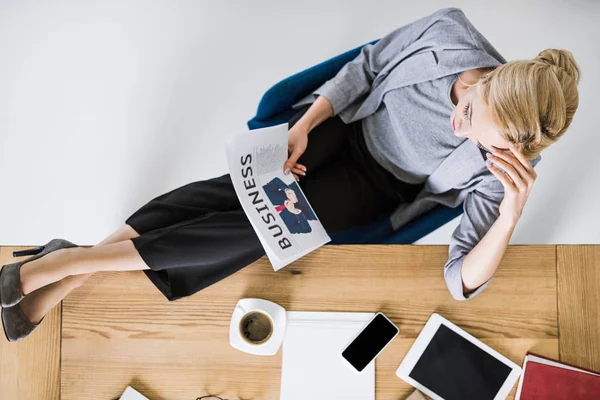 Overhead View Businesswoman Reading Newspaper Workplace Office — Stock Photo, Image