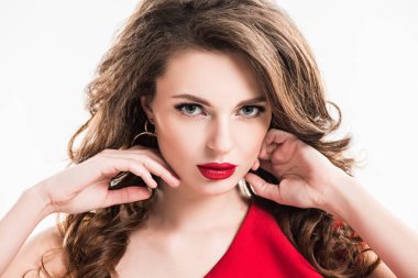 yüzünü elleriyle dokunuyor ve üzerinde beyaz izole kamera bakarak baştan çıkarıcı güzel kız