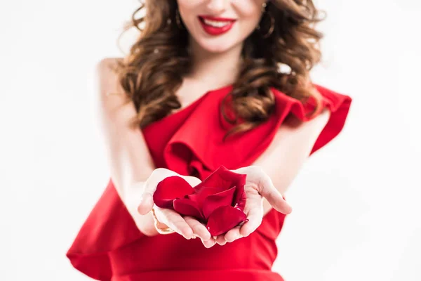 Imagem Cortada Menina Atraente Sorrindo Mostrando Pétalas Rosa Vermelha Mãos — Fotografia de Stock