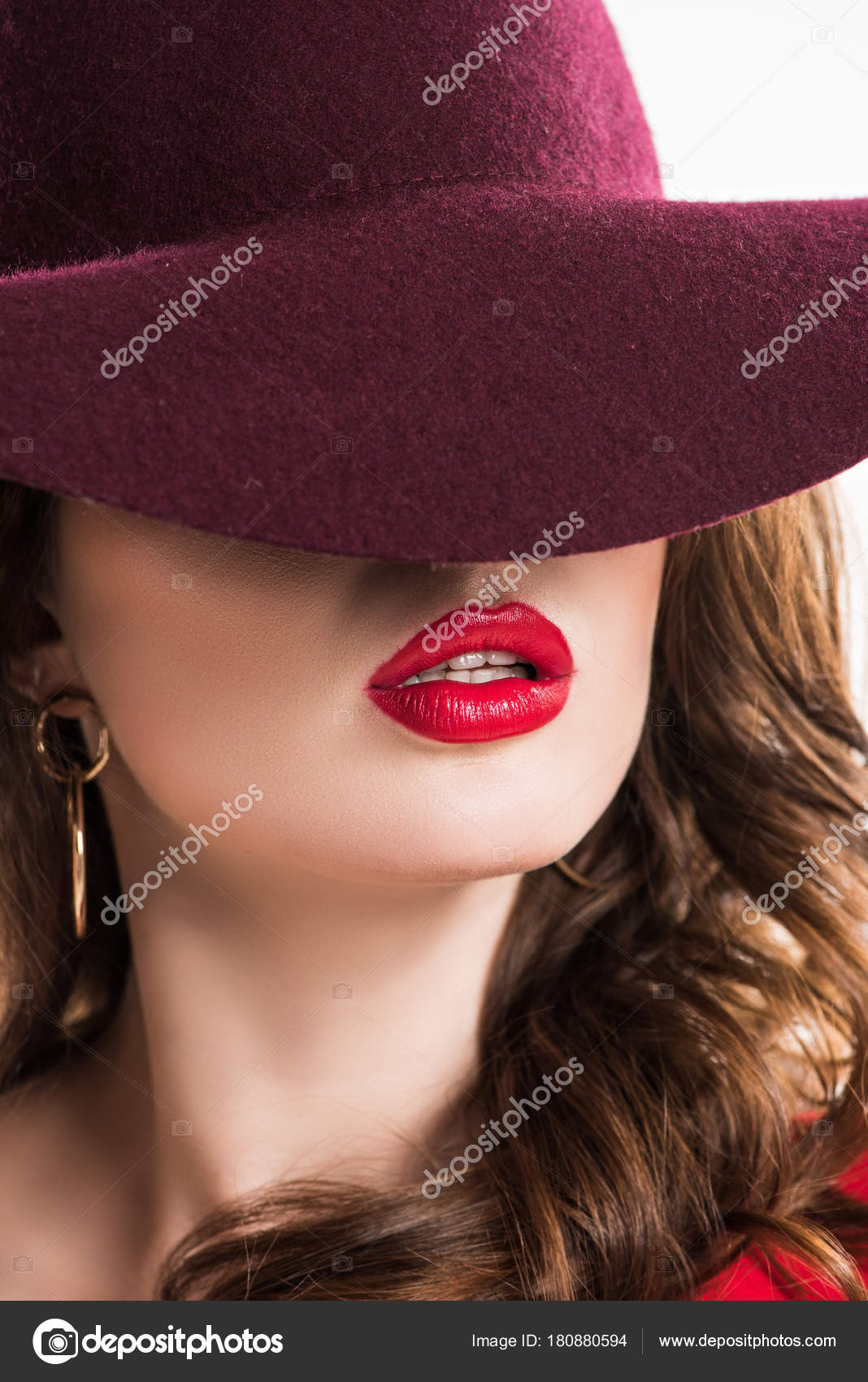 Sexy Frau Mit Roten Lippen Versteckt Augen Unter Weinrotem Hut