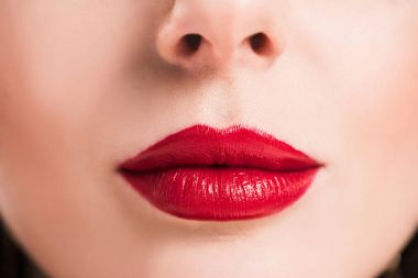 Kırmızı dudaklar ve temiz cilt kadın ile kırpılmış görüntü
