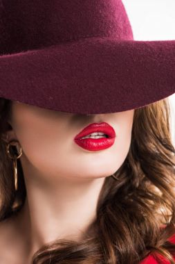 seksi kadın kırmızı dudaklı gözleri bordo şapka altında gizleme