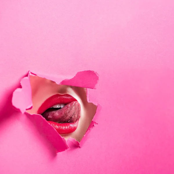 Imagen Recortada Mujer Sexy Sacando Lengua Agujero Papel Rosa — Foto de Stock