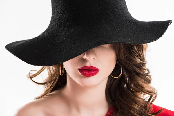 Jolie Femme Cachant Les Yeux Sous Chapeau Noir Isolé Sur — Photo