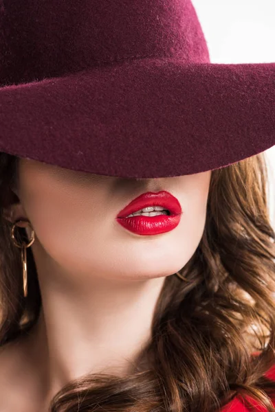 Mujer Sexy Con Labios Rojos Ocultando Los Ojos Bajo Sombrero — Foto de Stock