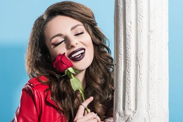 快乐时尚女孩闭上眼睛抱着红玫瑰在蓝色 情人节概念 — 图库照片