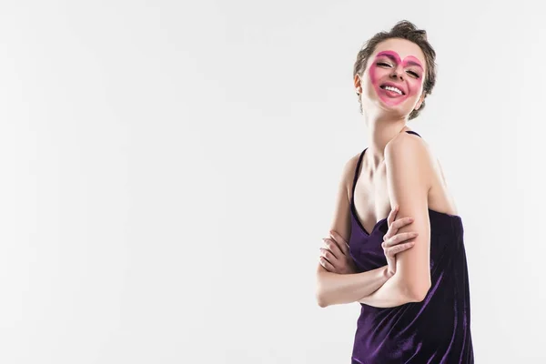 Menina Sorridente Com Coração Rosa Pintado Rosto Cruzou Braços Isolados — Fotografia de Stock