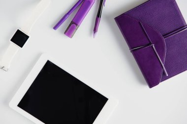 Beyaz masada tablet ve smartwatch defter ile Üstten Görünüm