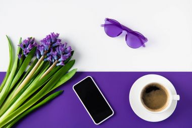 Mor sümbül çiçek ve smartphone oluşan Üstten Görünüm tablo