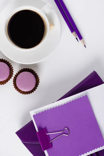 Vue Dessus Espace Travail Avec Tasse Café Cupcakes — Photo