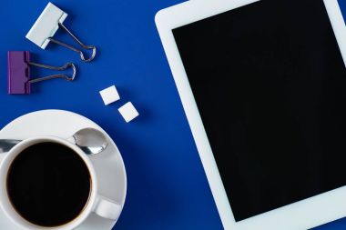 tablet ve kahve Kupası ile çalışma alanının Üstten Görünüm
