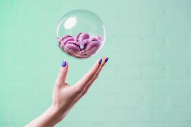 atış macarons turkuaz tarih ile cam top atma kadının kırpılmış