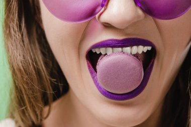 macaron ısırma mor dudakları ile kız Resim kırpılmış